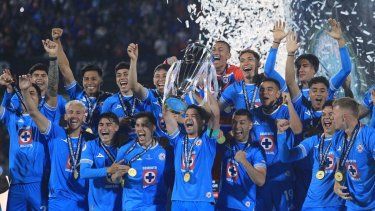 El mediocampista uruguayo #15 de Cruz Azul, Ignacio Rivero, levanta el trofeo junto a sus compañeros tras ganar la final de la Copa de Campeones de la CONCACAF entre Cruz Azul de México y Vancouver Whitecaps de Canadá en el Estadio Olímpico Universitario de la Ciudad de México el 1 de junio de 2025.&nbsp;