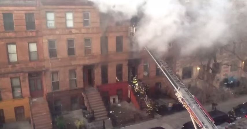 El incendio se produjo exactamente una semana después de que otro fuego declarado en una vivienda en Brooklyn acabara con la vida de siete niños de una misma familia. (Captura de video)