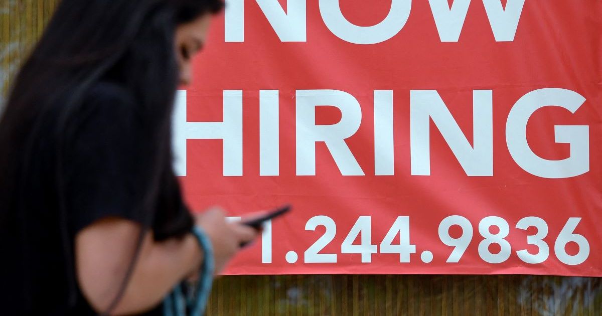 EEUU crea más empleos de lo esperado en mayo