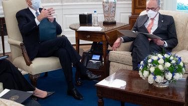 El presidente Joe Biden organiza una reunión con los demócratas del Senado, incluido el líder de la mayoría del Senado, Chuck Schumer (derecha), sobre un proyecto de ley de ayuda de COVID. El encuentro se realizó en la Oficina Oval de la Casa Blanca en Washington, DC, el 3 de febrero de 2021.&nbsp;