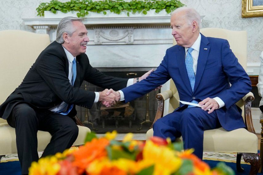 El presidente Joe Biden se reúne con el presidente de Argentina Alberto Fernández en la Oficina Oval de la Casa Blanca en Washington.