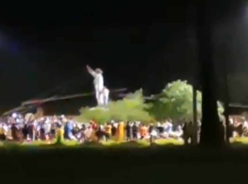 Captura del video en el que se observa el momento en que es derribada la estatua de Hugo Ch&aacute;vez en Bolivia.&nbsp;