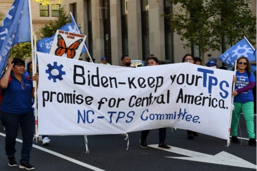 Activistas y ciudadanos con Estatus de Protección Temporal (TPS) marchan cerca de la Casa Blanca en Washington D.C.