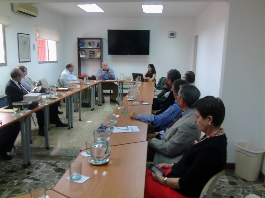 Una reunión del Grupo Ávila presidida por Edmundo González Urrutia para discutir sobre las negociaciones del gobierno de Colombia con las Farc y su impacto en Venezuela el 10OCT16. 