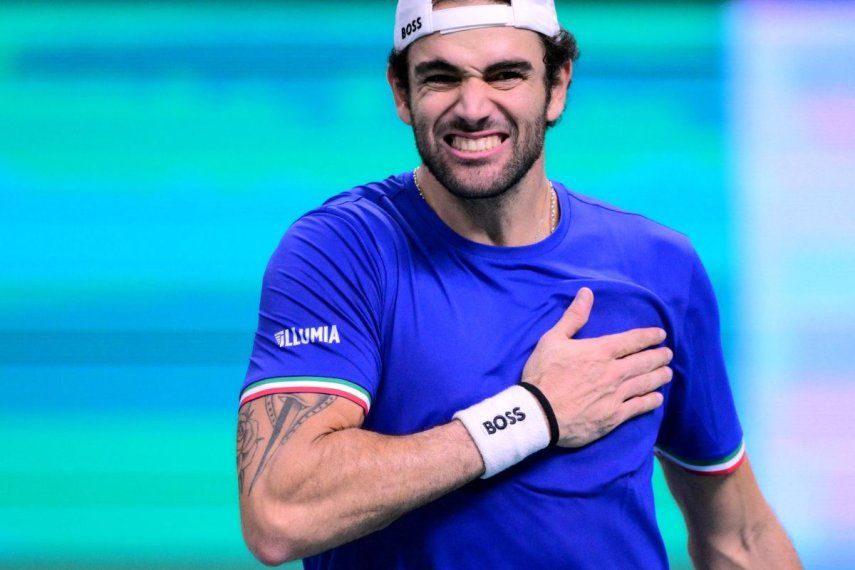El italiano Matteo Berrettini celebra luego de ganar un partido de la Copa Davis, el 21 de noviembre de 2025.