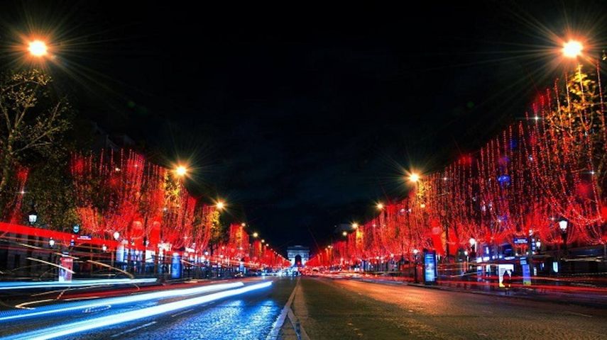 Les Champs Elysées de París iluminados por la Navidad, pero bajo Toque de Queda.