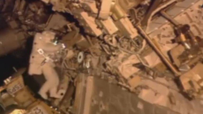 Captura de video que muestra la primera caminta espacial de los astronautas en la Estación Espacial Internacional en 2017.