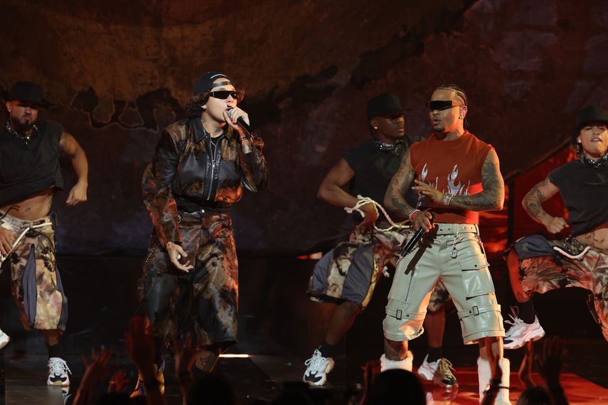 Beele y Ozuna cantan en la ceremonia de los Premios Latin Billboard 2025 en el James L. Knight Center el 23 de octubre de 2025 en Miami, Florida.