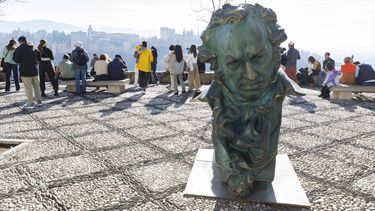 Imágenes de las estatuas y la exposición fotográfica conmemorativa de los Premios Goya en las calles de Granada, el 8 de enero de 2025 en Granada, (Andalucía, España).