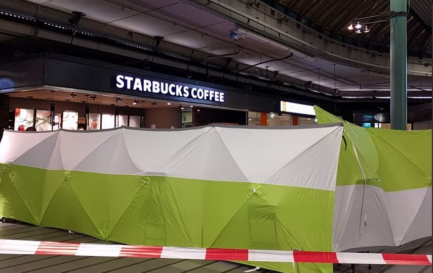 La misma fuente indicó que la zona comercial Plaza, que se encuentra antes del control de pasaportes, fue acordonada y desalojada.