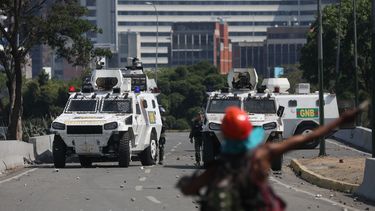 Tanquetas de la Guardia Nacional Bolivariana impiden el paso de simpatizantes del presidente encargado de Venezuela, Juan Guaidó, durante la Operación Libertad este 30 de abril de 2019 en Caracas, Venezuela.