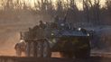 Soldados ucranianos viajan a bordo de un vehículo militar cerca de Urzuf, en la costa del Mar de Azov, en el este de Ucrania Soldados ucranianos viajan a bordo de un vehículo militar cerca de Urzuf, en la costa del Mar de Azov, en el este de Ucrania