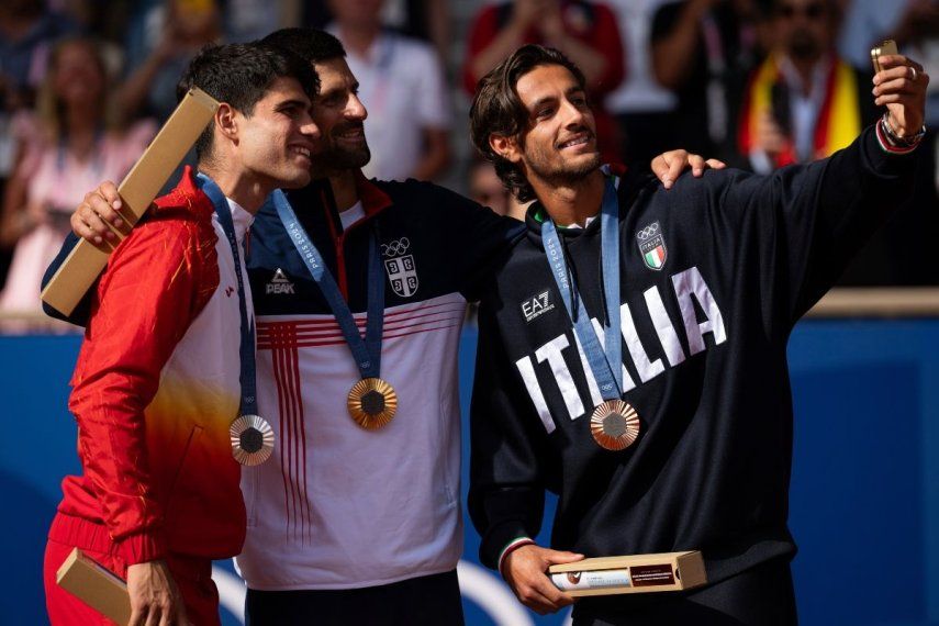 El serbio Novak Djokovic, ganador del oro olímpico, posa con Carlos Alcaraz, medallista de plata, y Lorenzo Musetti, que ganó el bronce, en el torneo olímpico de París, el domingo 4 de agosto del 2024.