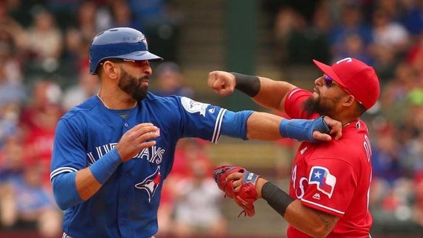Odor le pega un derechazo a Bautista