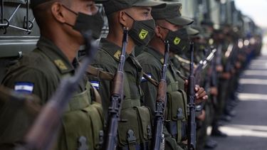 &nbsp;Miembros del Ejército de Nicaragua custodian las urnas en un centro de distribución del Consejo Supremo Electoral (CSE) en Managua, el 1 de noviembre de 2021.&nbsp; 