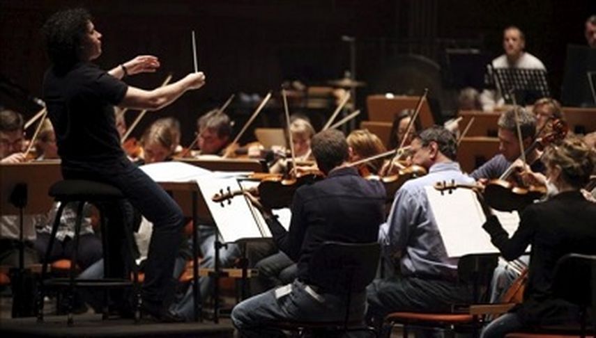 La Filarmónica de Los Angeles con su director artístico, Gustavo Dudamel. (EFE)