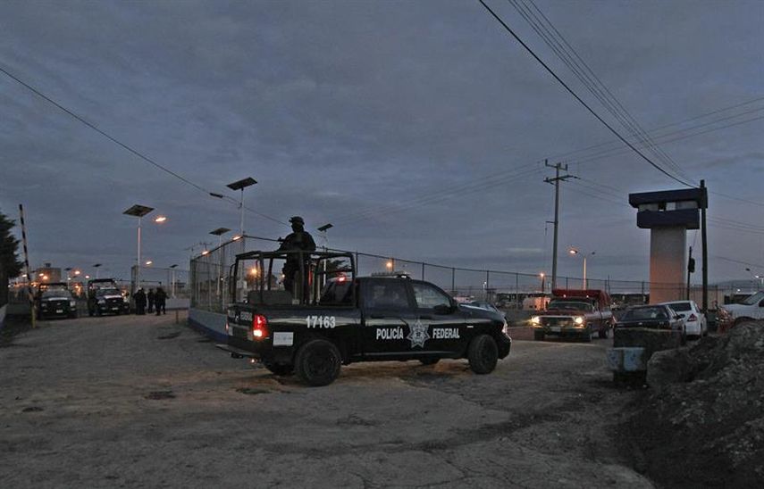 Policías federales resguardan la entrada del penal de alta seguridad de donde se fugó El Chapo Guzmán este sábado. (EFE)
