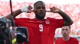 El delantero Cyle Larin, de Canadá, celebra luego de anotar el gol del empate para su selección en un partido del Mundial, el 12 de junio de 2026. El delantero Cyle Larin, de Canadá, celebra luego de anotar el gol del empate para su selección en un partido del Mundial, el 12 de junio de 2026.
