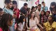 La actriz Angelina Jolie se reúne con niños venezolanos albergados en un refugio en La Guajira, departamento colombiano fronterizo con Venezuela.&nbsp; 