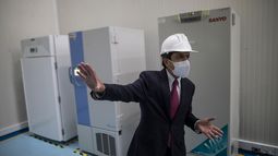Gerardo Burgos, secretario general del Ministerio de Salud de Colombia, muestra los refrigeradores que serán utilizados para guardar vacunas contra el COVID-19 durante un recorrido organizado para la prensa por un almacén especial del ministerio en Bogotá, el martes 19 de enero de 2021.