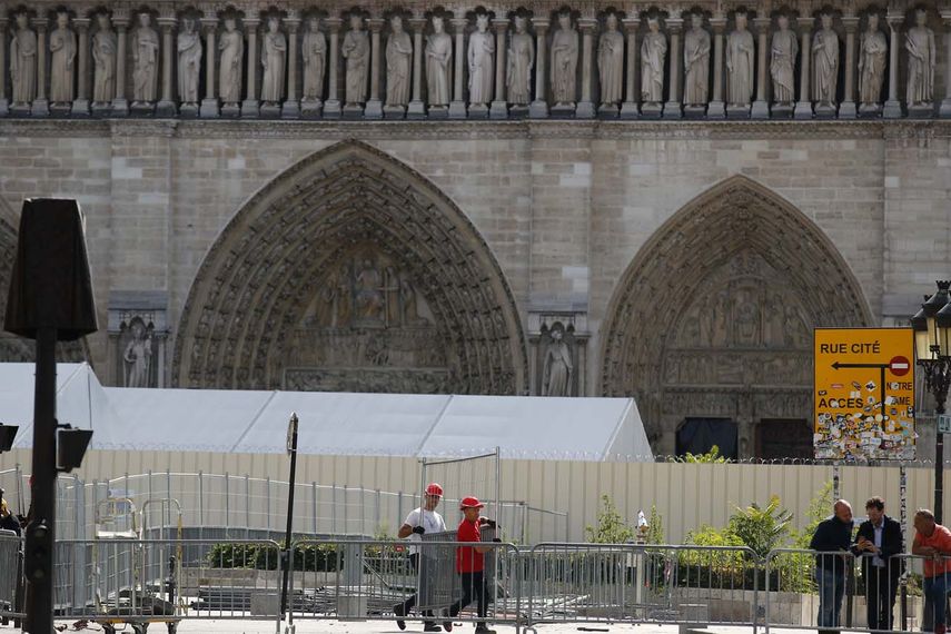 El daño no es grave, pero se mantiene el peligro de derrumbe de la catedral del siglo XII, dijo el funcionario, que habló bajo la condición reglamentaria de anonimato.
