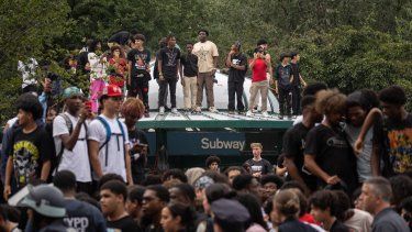 Una reunión de personas degenera en disturbios provocados por el influencer de Twitch Kai Cenat, quien anunció un evento de regalos en Union Square de Nueva York el 4 de agosto de 2023.