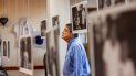 En esta fotografía de archivo del 30 de septiembre de 2019, el escritor Sergio Ramírez mira una imagen durante la inauguración de una exhibición de fotografías y artículos personales que pertenecían a personas asesinadas en protestas antigubernamentales en Managua, Nicaragua. En esta fotografía de archivo del 30 de septiembre de 2019, el escritor Sergio Ramírez mira una imagen durante la inauguración de una exhibición de fotografías y artículos personales que pertenecían a personas asesinadas en protestas antigubernamentales en Managua, Nicaragua.