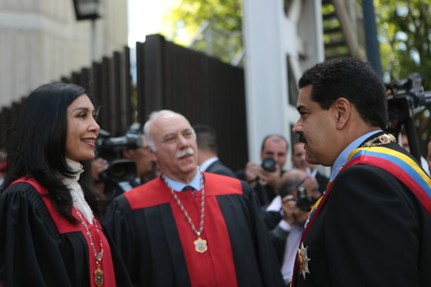 La máxima representante del TSJ de Venezuela, Gladys Gutiérrez, junto al presidente venezolano Nicolás Maduro (ARCHIVO)