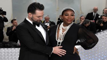 Alexis Ohanian y Serena Williams llegan a la gala del Instituto del Vestido del Museo Metropolitano de Arte para celebrar la inauguración de la exposición Karl Lagerfeld: A Line of Beauty el lunes 1 de mayo de 2023 en Nueva York.