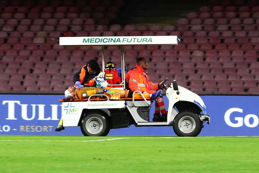 Ospina, exportero del Atlético Nacinal, Niza y Arsenal, está hospitalizado,&nbsp;pero ya recuperó conocimiento y está bajo el control de los médicos especializados, según informaron fuentes del Nápoles en el estadio San Paolo.
