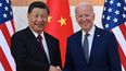 El presidente estadounidense Joe Biden (derecha) y el gobernante chino Xi Jinping (izq.) se dan la mano mientras se reúnen al margen de la Cumbre del G20 en Nusa Dua, en la isla turística indonesia de Bali, el 14 de noviembre de 2022. &nbsp;