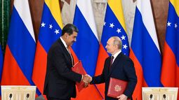 El presidente ruso, Vladimir Putin, y el gobernante venezolano, Nicolás Maduro, asisten a una ceremonia de firma tras sus conversaciones en el Kremlin de Moscú el 7 de mayo de 2025. El presidente ruso, Vladimir Putin, y el gobernante venezolano, Nicolás Maduro, asisten a una ceremonia de firma tras sus conversaciones en el Kremlin de Moscú el 7 de mayo de 2025.