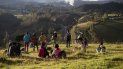 Un pequeño grupo de migrantes venezolanos observa la ruta Panamericana desde una colina de pasto en Urbina, Ecuador, el 27 de agosto de 2019. Un pequeño grupo de migrantes venezolanos observa la ruta Panamericana desde una colina de pasto en Urbina, Ecuador, el 27 de agosto de 2019.