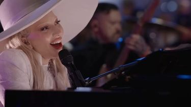 Lady Gaga interpreta el sencillo Hold My Hand en la emblemática Bourbon Street de Nueva Orleans. 