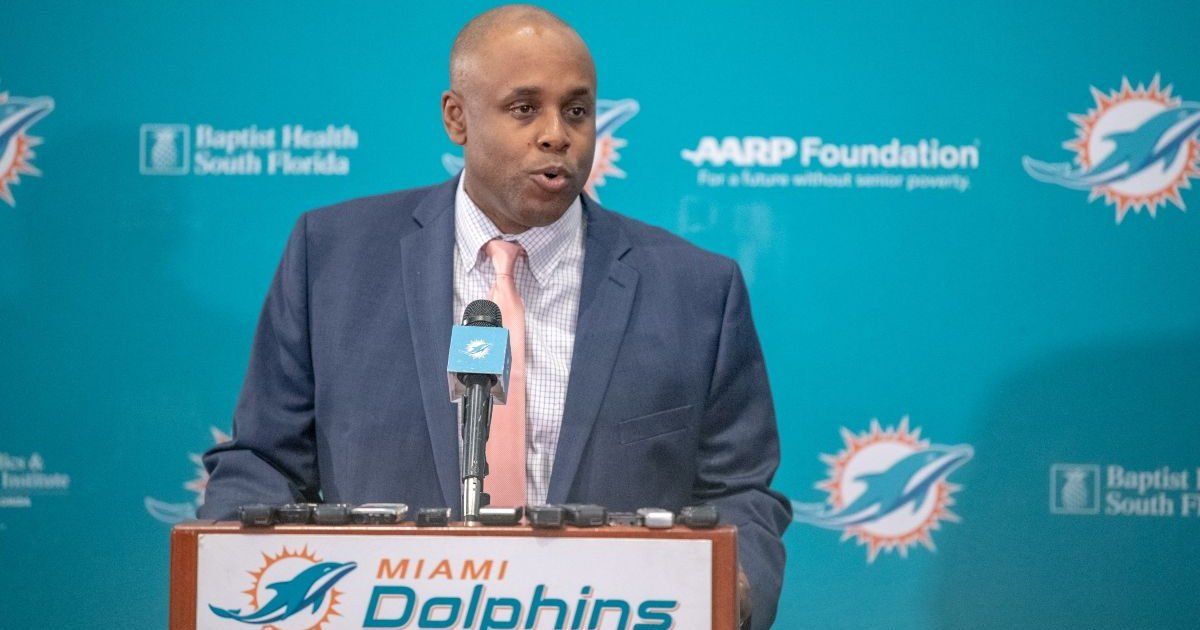 Dolphins decepcionan en la agencia libre, pero apuntan en grande en el draft