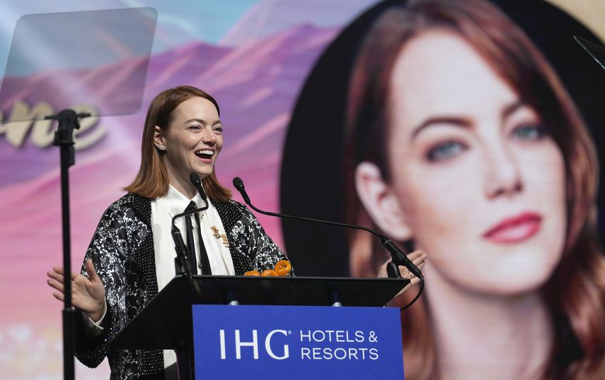 Emma Stone recibe el premio desert palm achievement para una actriz por Poor Things en la 35a edición anual del Festival de Internacional de Cine de Palm Springs el 4 de enero de 2024, en Palm Springs, California.