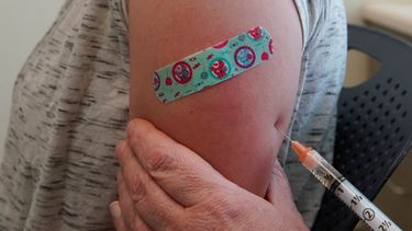 Una enfermera administra una vacuna contra el virus del sarampión, las paperas y la rubéola fabricada por Merck en el Departamento de Salud del Condado de Utah el 29 de abril de 2019 en Provo, Utah.