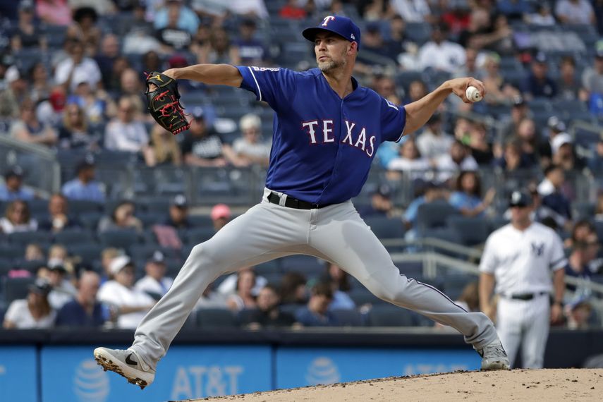 El abridor de los Rangers de Texas, Mike Minor, hace un lanzamiento durante el primer inning de un juego de béisbol contra los Yanquis de Nueva York, el lunes 2 de septiembre de 2019, en Nueva York