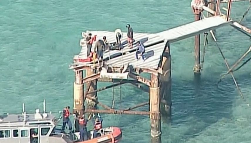 Las autoridades determinaron que se trataba de 21 inmigrantes cubanos, de los cuales 19 se treparon al faro, una torre de hierro de más de 32 metros de altura. (CAPTURA DE VIDEO)