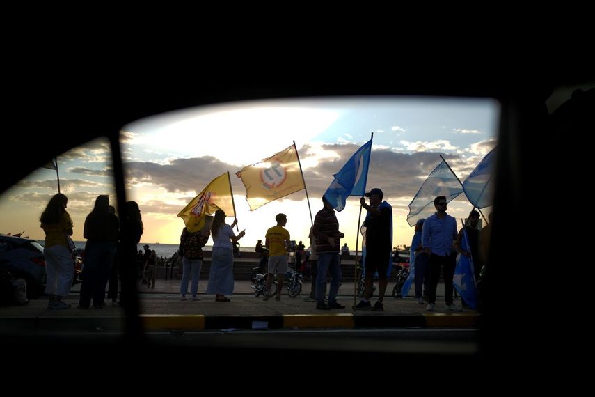 Miembros de partido político realizan un mitin un día antes de la votación para elegir presidente, vicepresidente, senadores y diputados, en Montevideo, Uruguay, el sábado 26 de octubre de 2024.&nbsp;