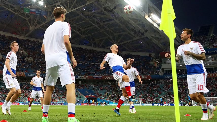 Jugadores de Rusia calientan ante el partido de cuartos de final frente Croacia.