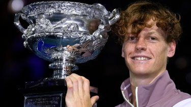Jannik Sinner alza el trofeo de campeón tras vencer a Daniil Medvedev en la final del Abierto de Australia, el domingo 28 de enero de 2024, en Melbourne.