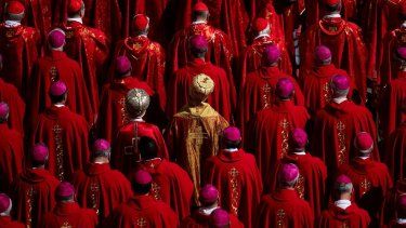 Religiosos durante el funeral del Papa, en la plaza de San Pedro, a 26 de abril de 2025, en Ciudad del Vaticano. El Papa Francisco I, fallecido el 21 de abril a los 88 años, ha sido velado por unas 250.000 personas en la Basílica de San Pedro durante 3 días y hoy se celebra la misa funeral. Posteriormente, se efectúa el recorrido que acompaña al féretro hasta la Basílica de Santa María la Mayor, donde leer más será enterrado el Pontífice.&nbsp; 