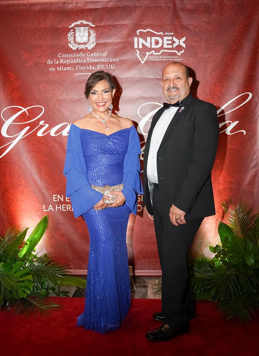 Geanilda Vásquez, cónsul general, junto a Richard Montilla del INDEX, posan en la alfombra roja de la gala con motivo de la celebración del 181 Aniversario de la Independencia de República Dominicana, en Miami.&nbsp;