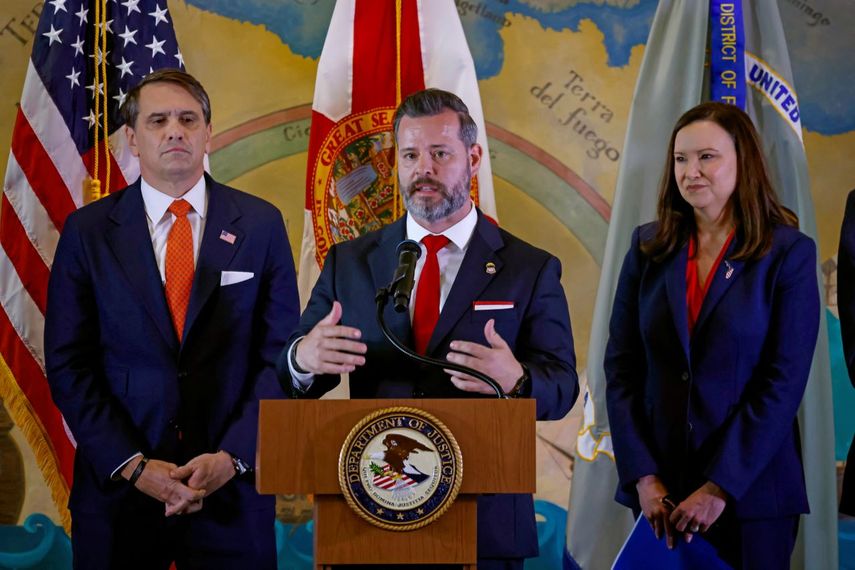 El Fiscal de los Estados Unidos para el Distrito Sur de Florida, Jason A. Reding Quiñones, habla durante una ceremonia para honrar a las víctimas de los asesinatos de los Hermanos al Rescate en 1996, en la Freedom Tower el 20 de mayo de 2026 en Miami, Florida. Le acompaña el fiscal general interino Todd Blanche y la senadora federal &nbsp;Ashley Moody.