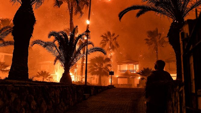 Un hombre frente a un incendio forestal en Schinos, al oeste de Atenas, Grecia, el 19 de mayo de 2021.&nbsp; &nbsp;