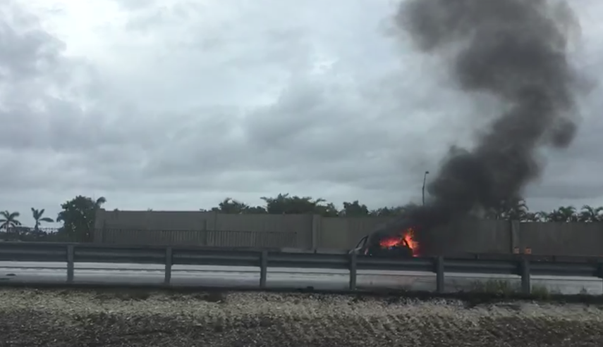 El vehículo se incendió a un lado de la vía. 