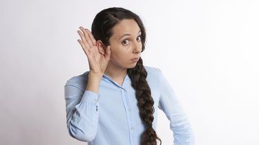 En el adulto, para evitar pérdida auditiva se recomienda protegerse del ruido, vigilar los medicamentos nocivos para el oído y adoptar una buena higiene