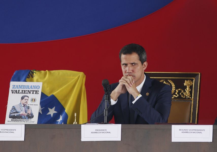 En esta imagen de archivo del 23 de julio de 2019, el presidente interino de Venezuela, Juan Guaidó, asiste a una sesión de la Asamblea Nacional en una plaza de Caracas, Venezuela