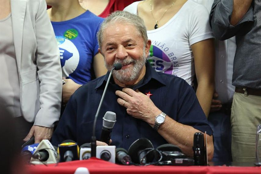 El expresidente brasileño Luiz Inácio Lula da Silva ofreció este viernes una rueda de prensa en la sede del partido de los trabajadores, en Sao Paulo (Brasil) (EFE)